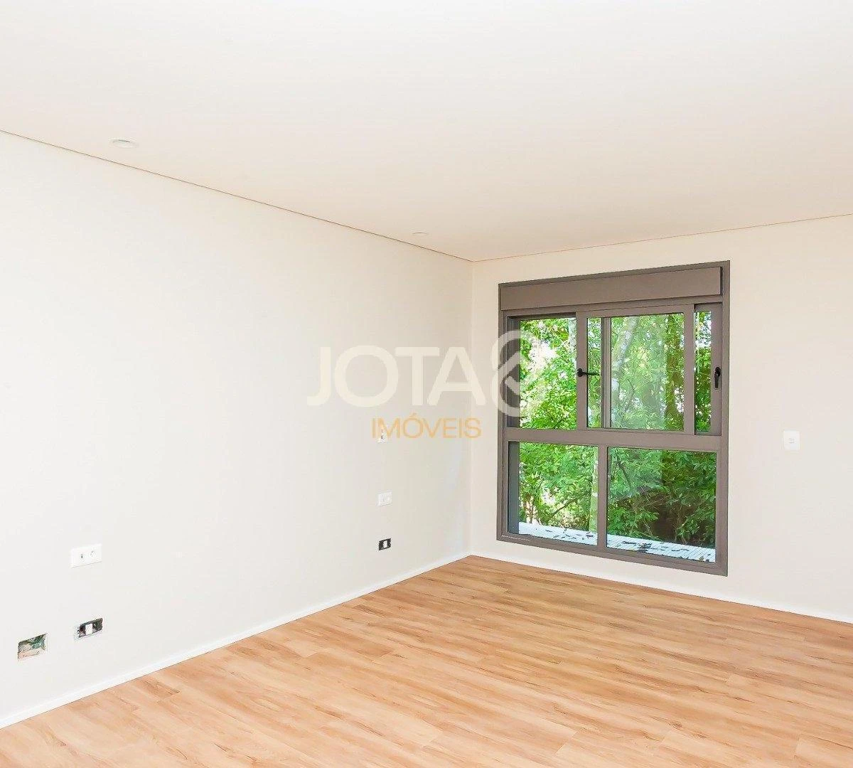 Balcony with a grill in a 3-bedroom apartment, 143 m² — photo 42
