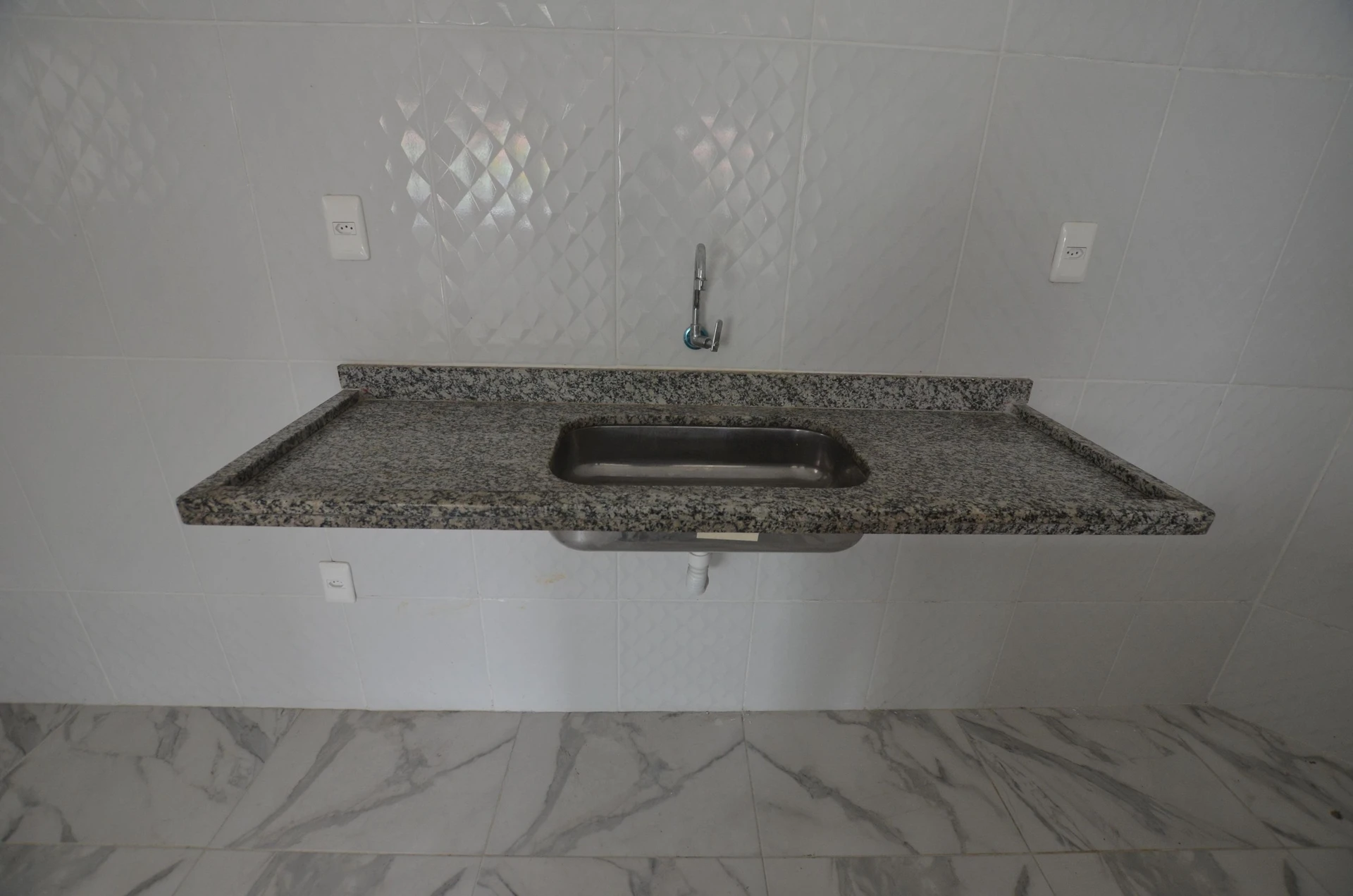 2-bedroom house with a bathtub — photo 5
