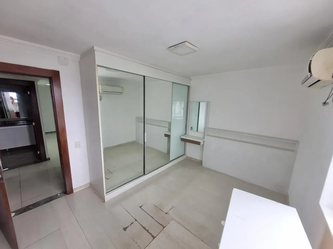 Walk-in closet in a 4-bedroom apartment, 110 m² — photo 4
