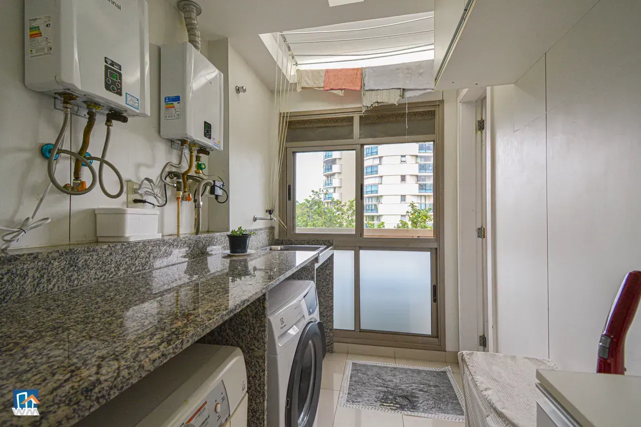 4-bedroom apartment with open-plan kitchen and electric stove — photo 39