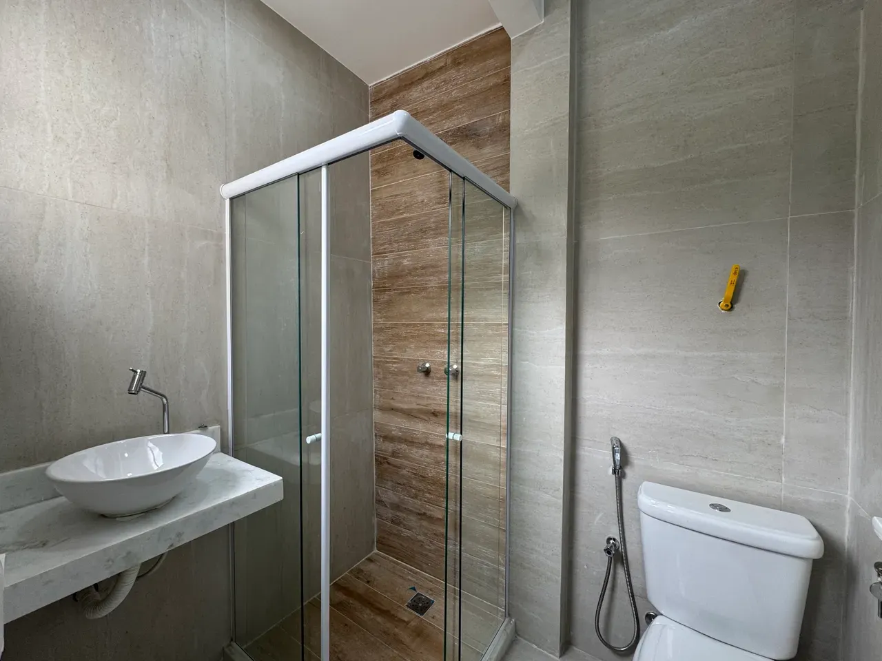 Glass-enclosed balcony in a one-bedroom apartment, 39 m² — photo 18