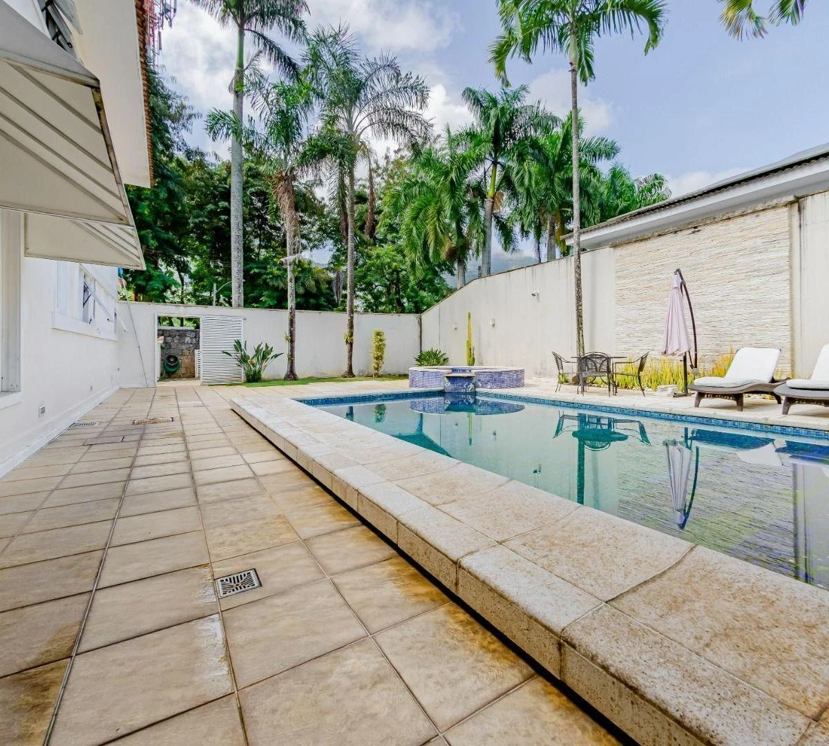 Furnished house with 6 bedrooms and 690 m² — photo 24