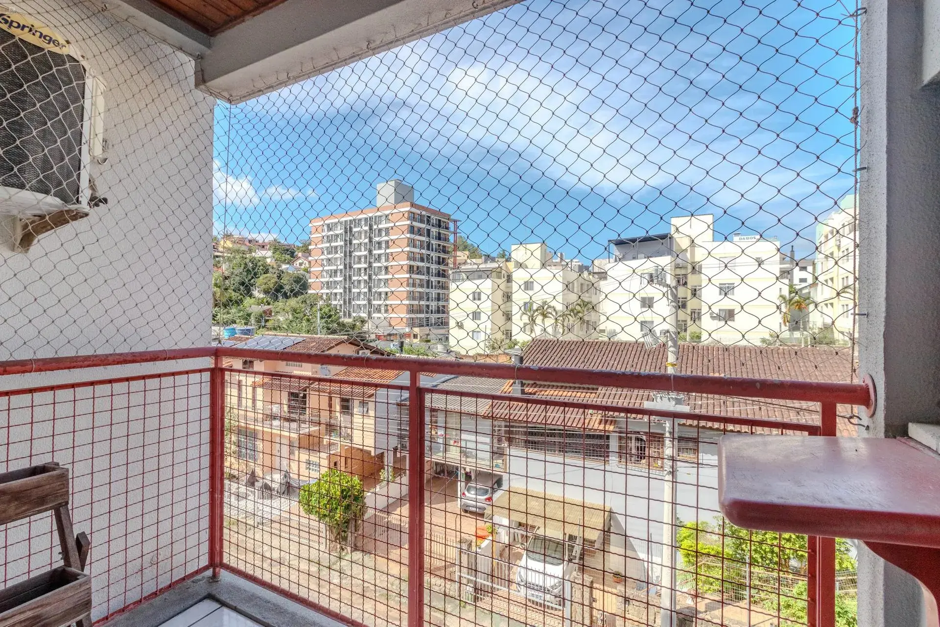 Balcony with a grill in a 2-bedroom apartment, 60 m² — photo 18