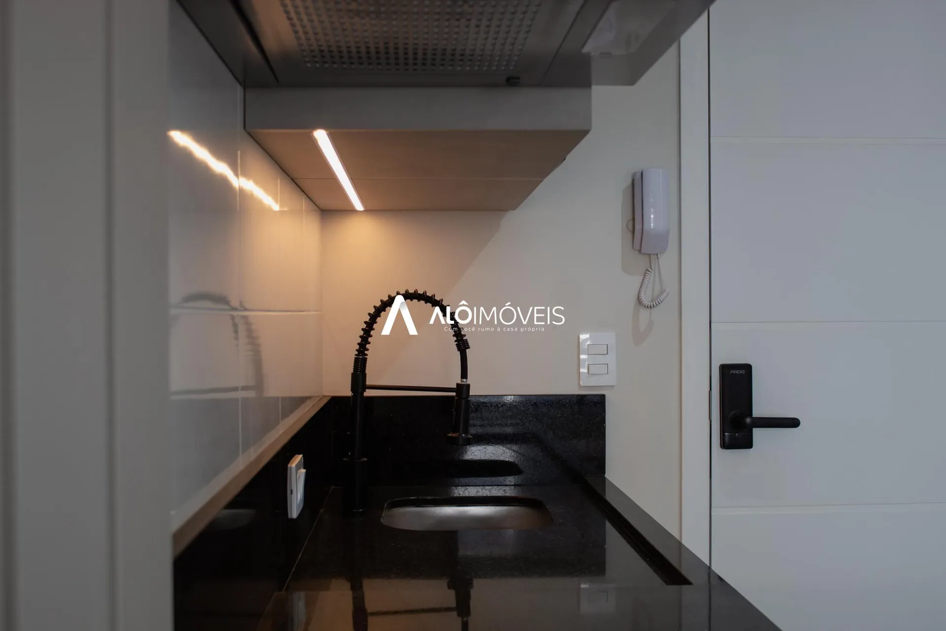 Furnished 1-bedroom apartment with open-plan kitchen — photo 11