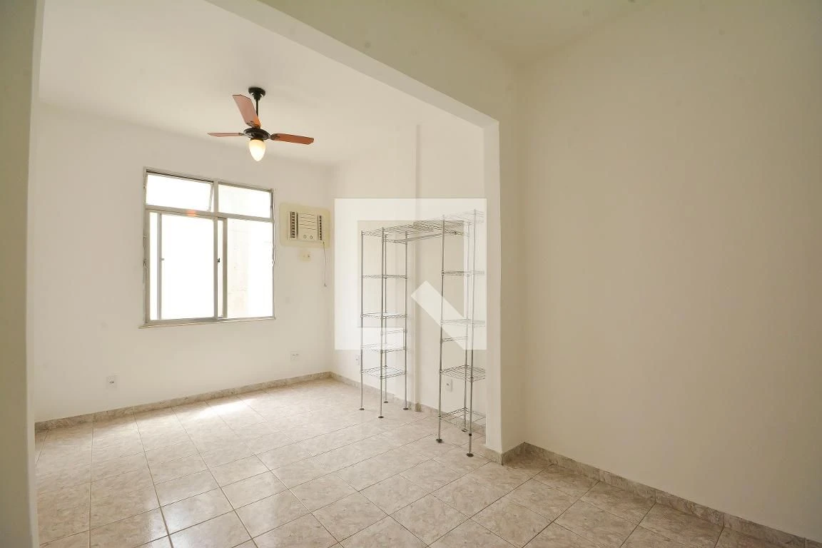 Apartamento sem mobília com vista da janela e 1 quarto — photo 7