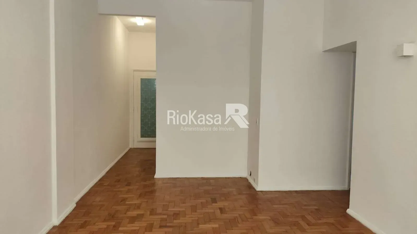 Wood or laminate floors in a 3-bedroom apartment, 85 m²