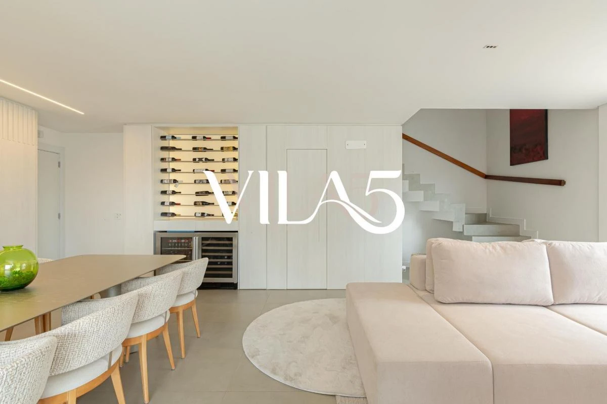 Furnished apartment, 195 m², with a glass-enclosed balcony — photo 17