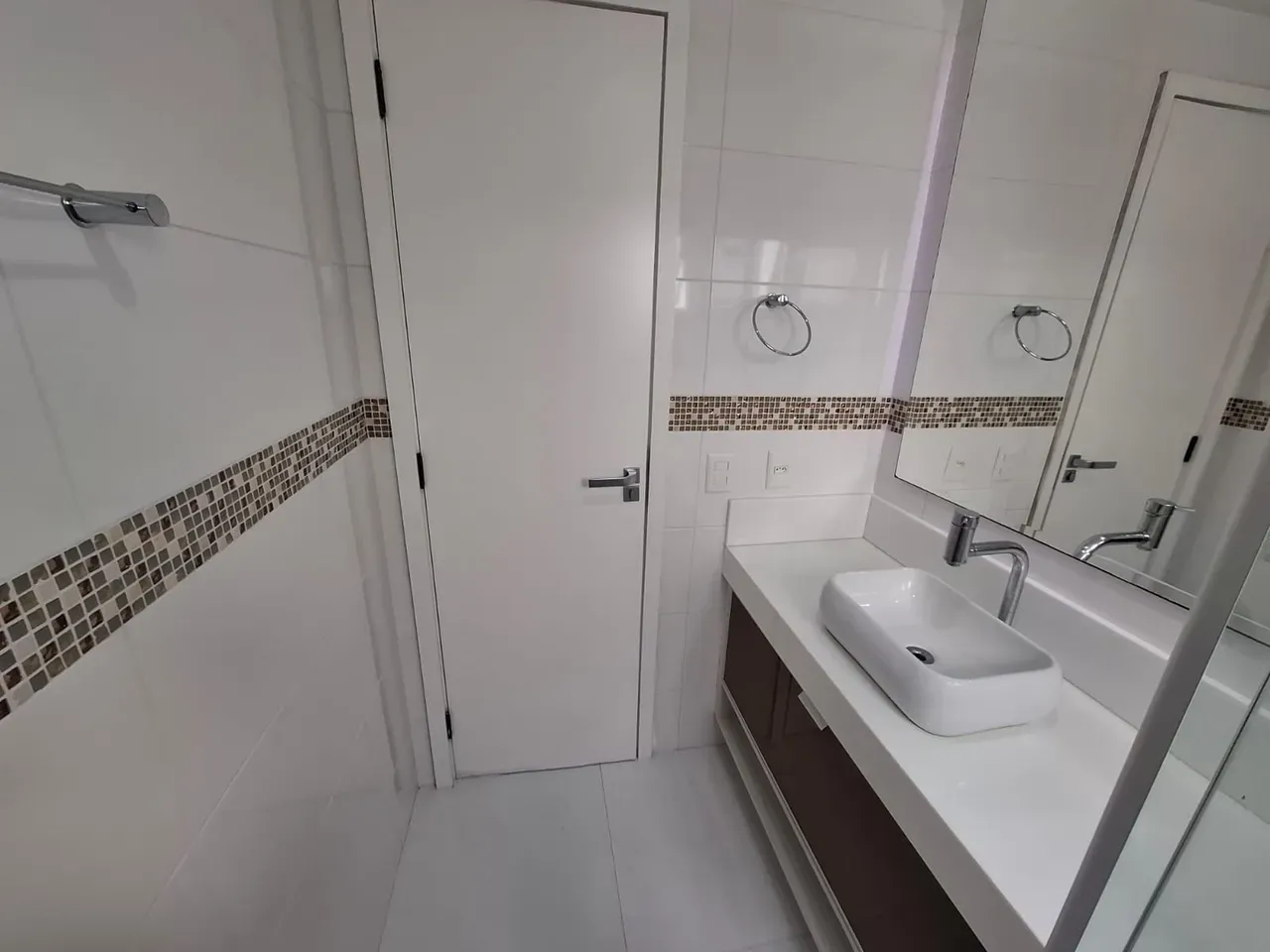 Glass-enclosed balcony in a 2-bedroom apartment, 107 m² — photo 21