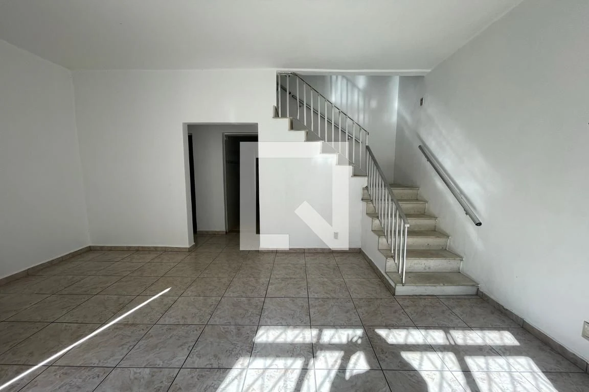 Casa para alugar com 4 quartos, varanda e quintal — photo 2