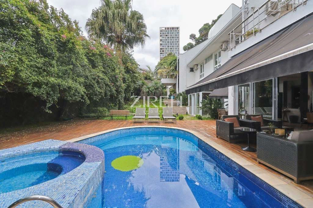 House with 6 bedrooms and a private garden