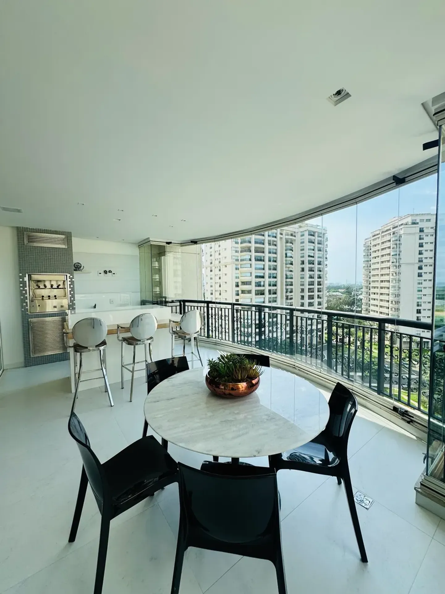 Furnished apartment, 295 m², with floor-to-ceiling windows — photo 4