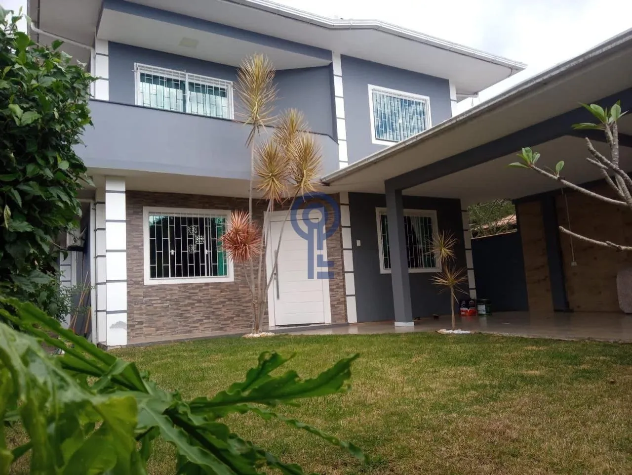 3 en-suite bedrooms in a 240 m² house with balcony — photo 18