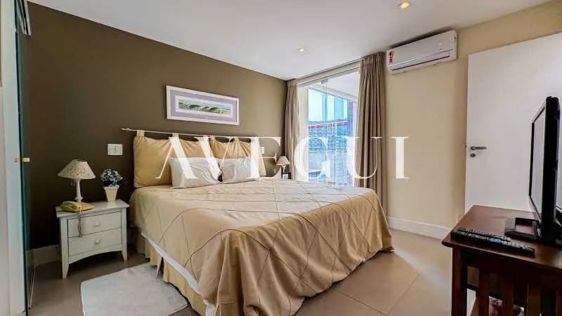 4-bedroom apartment in a building with a pool — photo 7