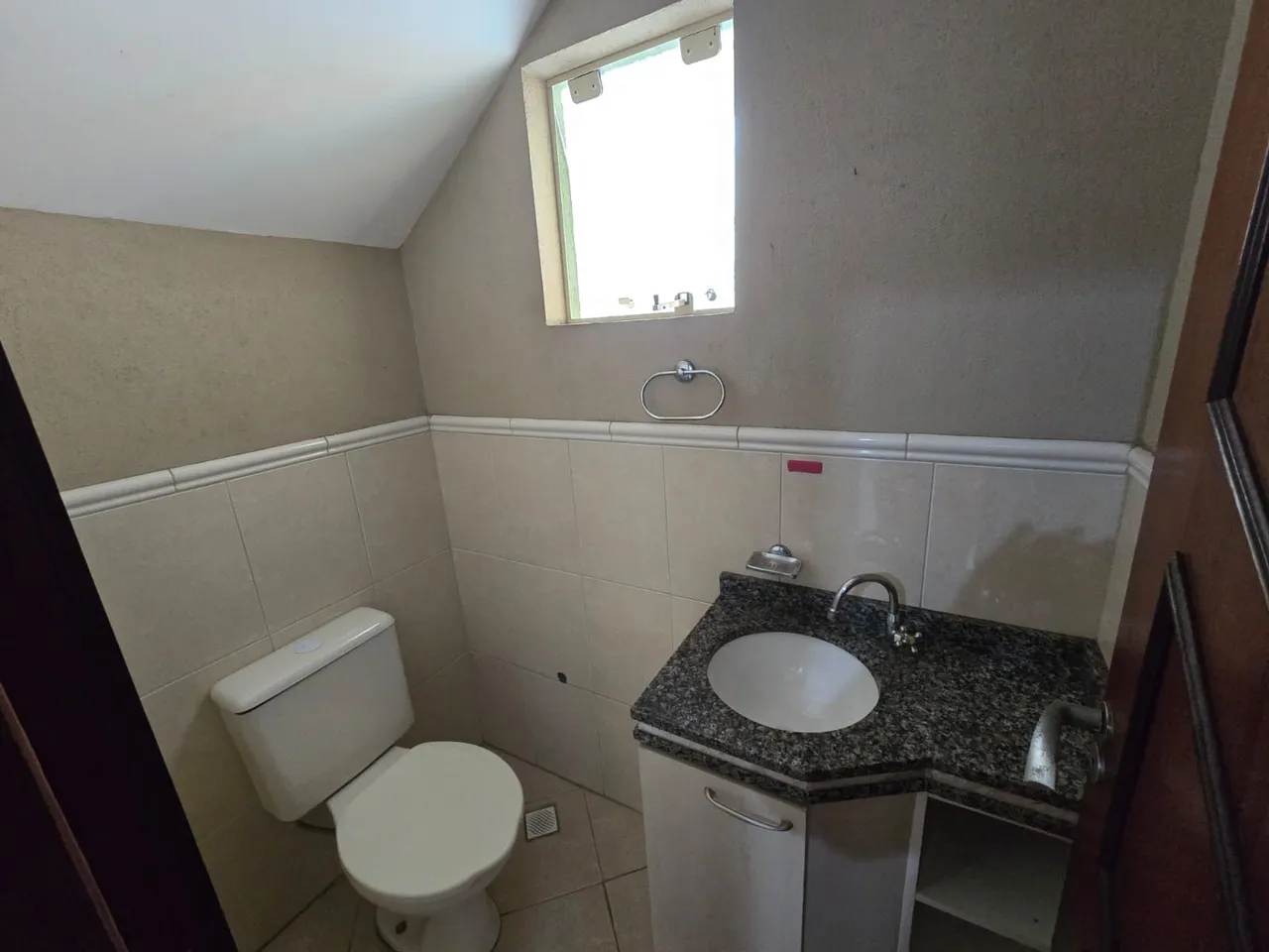 4-bedroom house with wood or laminate floors in Curitiba — photo 6
