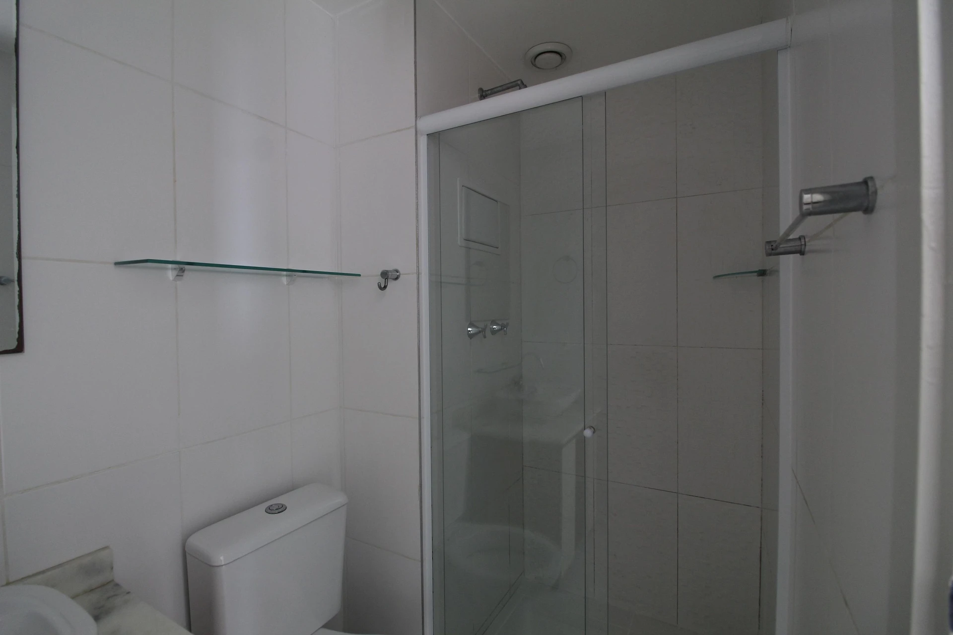 Apartamento com 2 quartos, varanda e piscina do prédio