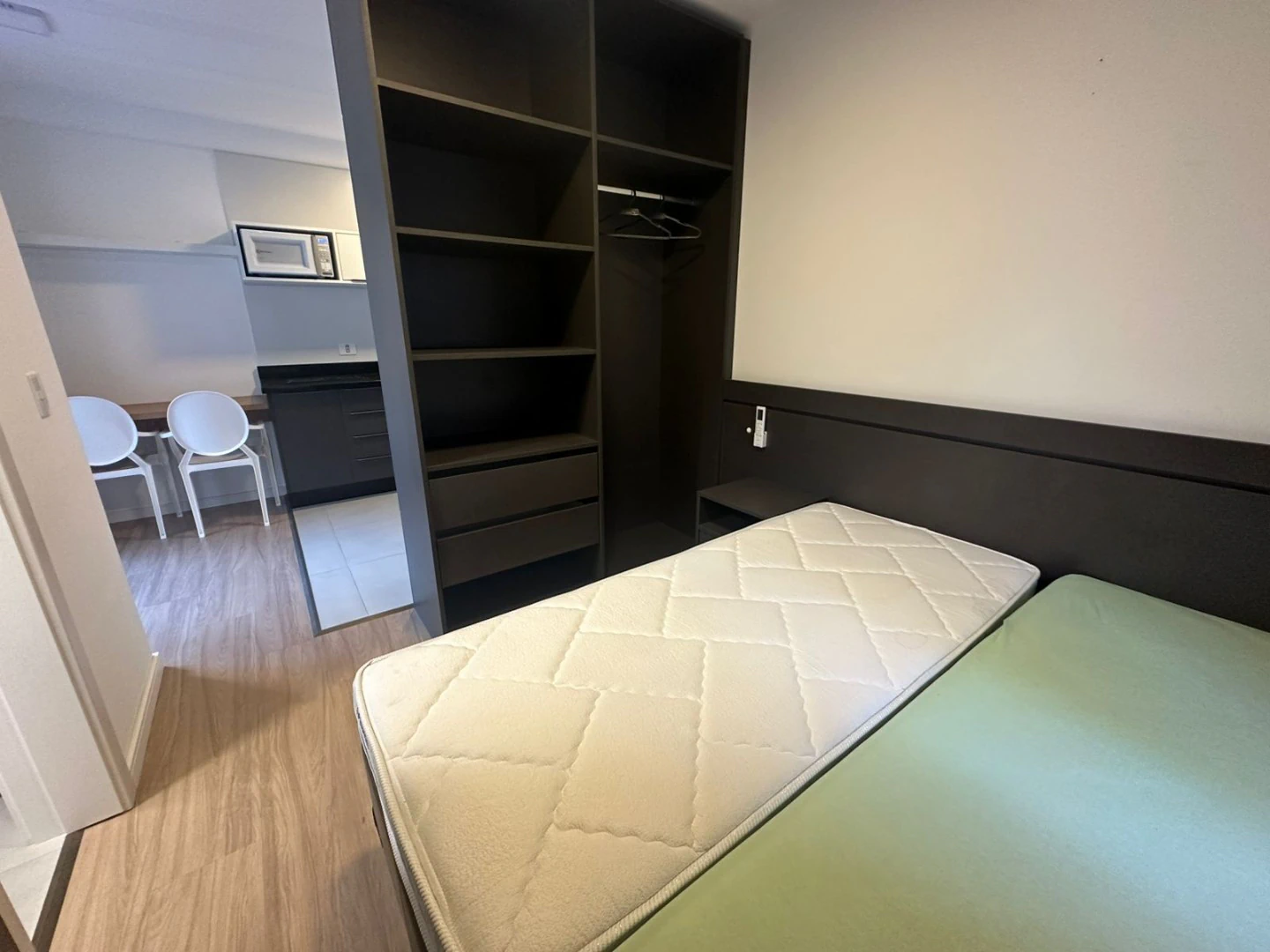 Furnished studio with a glass shower and 1 bedroom — photo 4