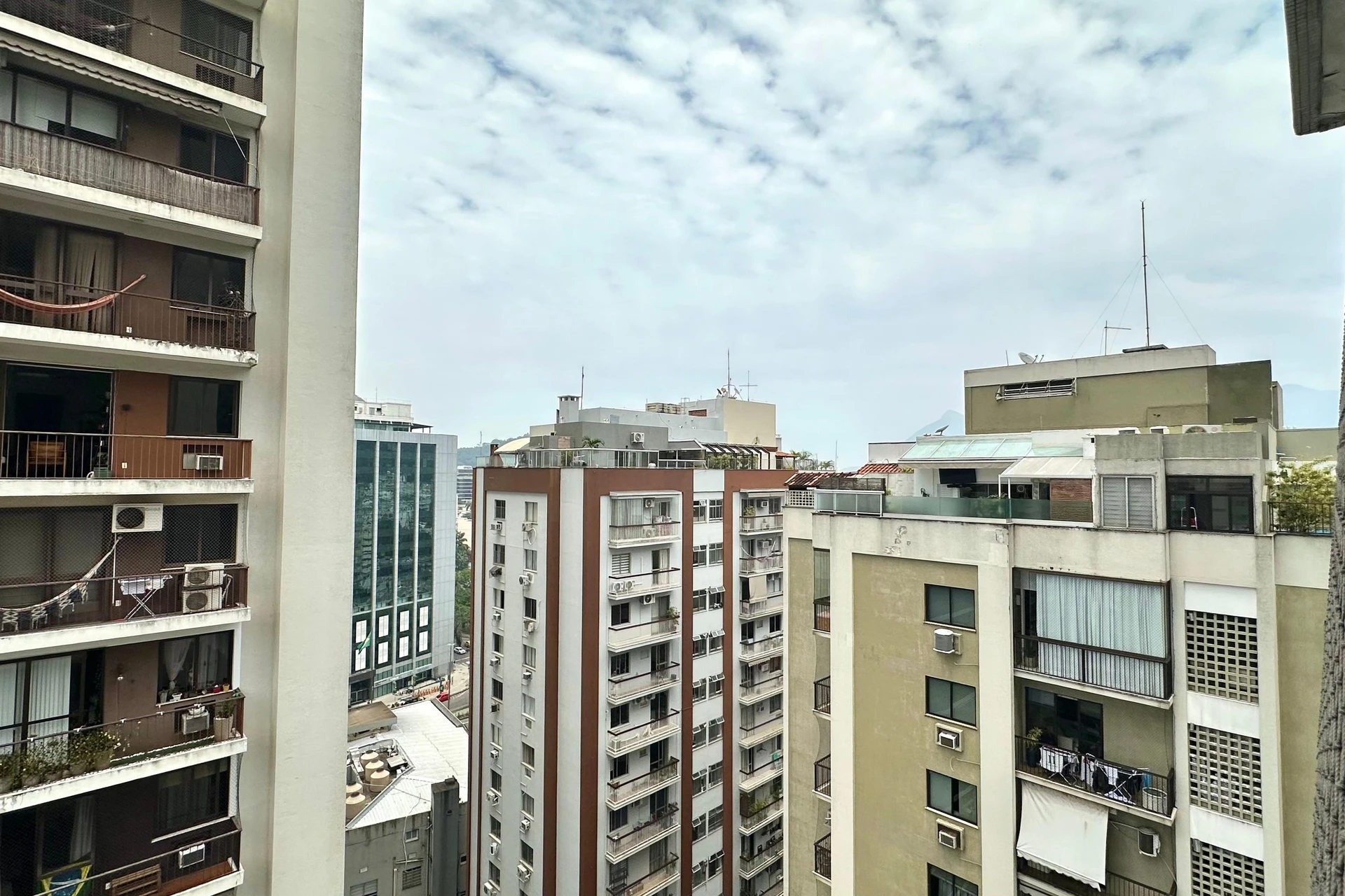 One-bedroom apartment with a mountain view in Rio de Janeiro — photo 35