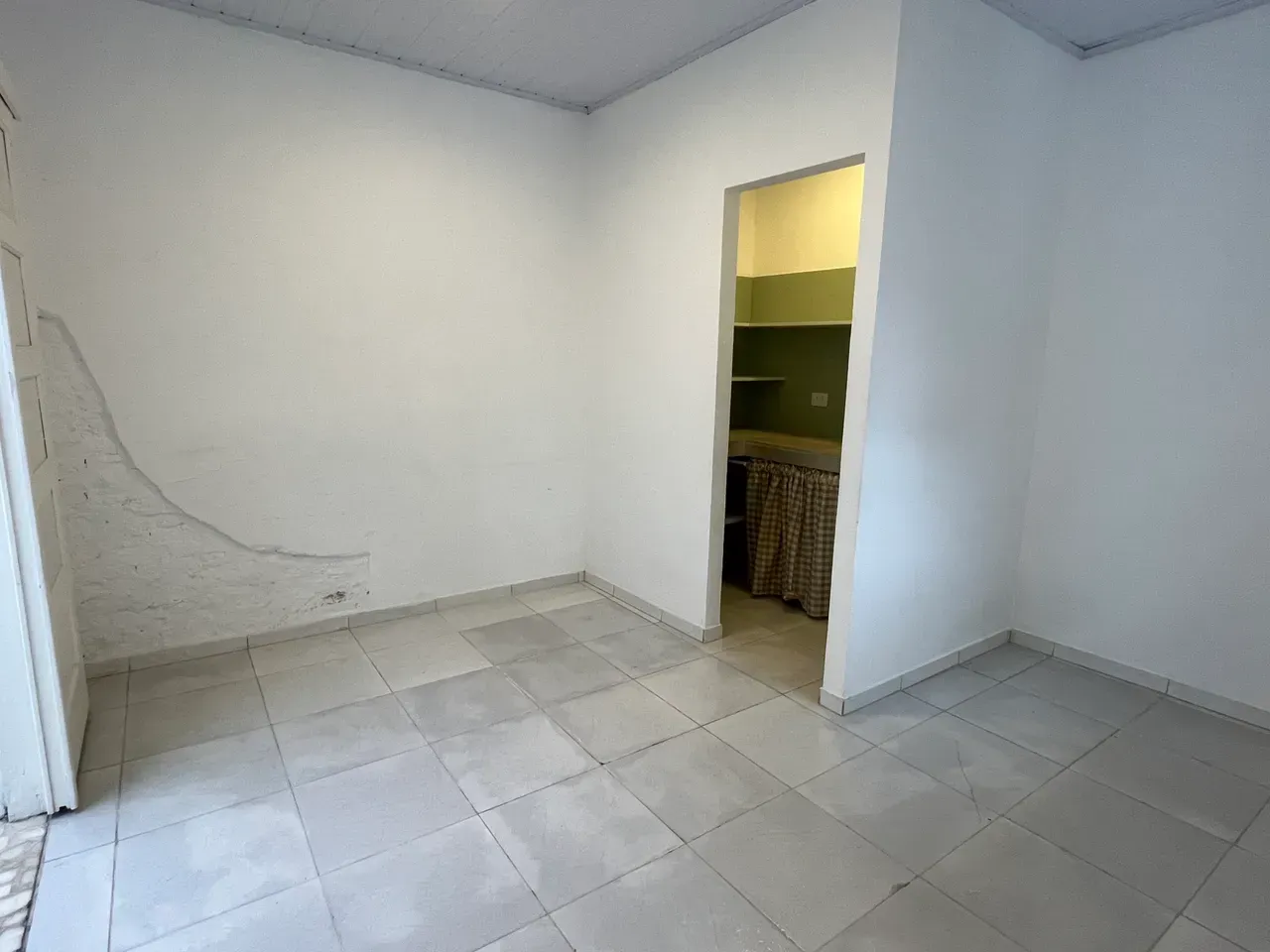Unfurnished commercial house with 5 bedrooms and 2 baths — photo 14