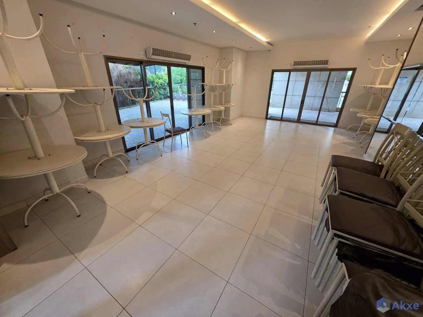 2-bedroom apartment with an enclosed glass balcony — photo 33