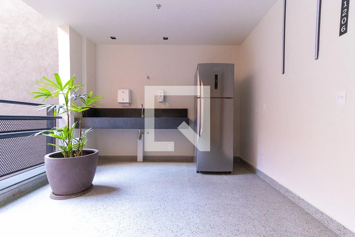 Furnished apartment, 32 m², with floor-to-ceiling windows — photo 3