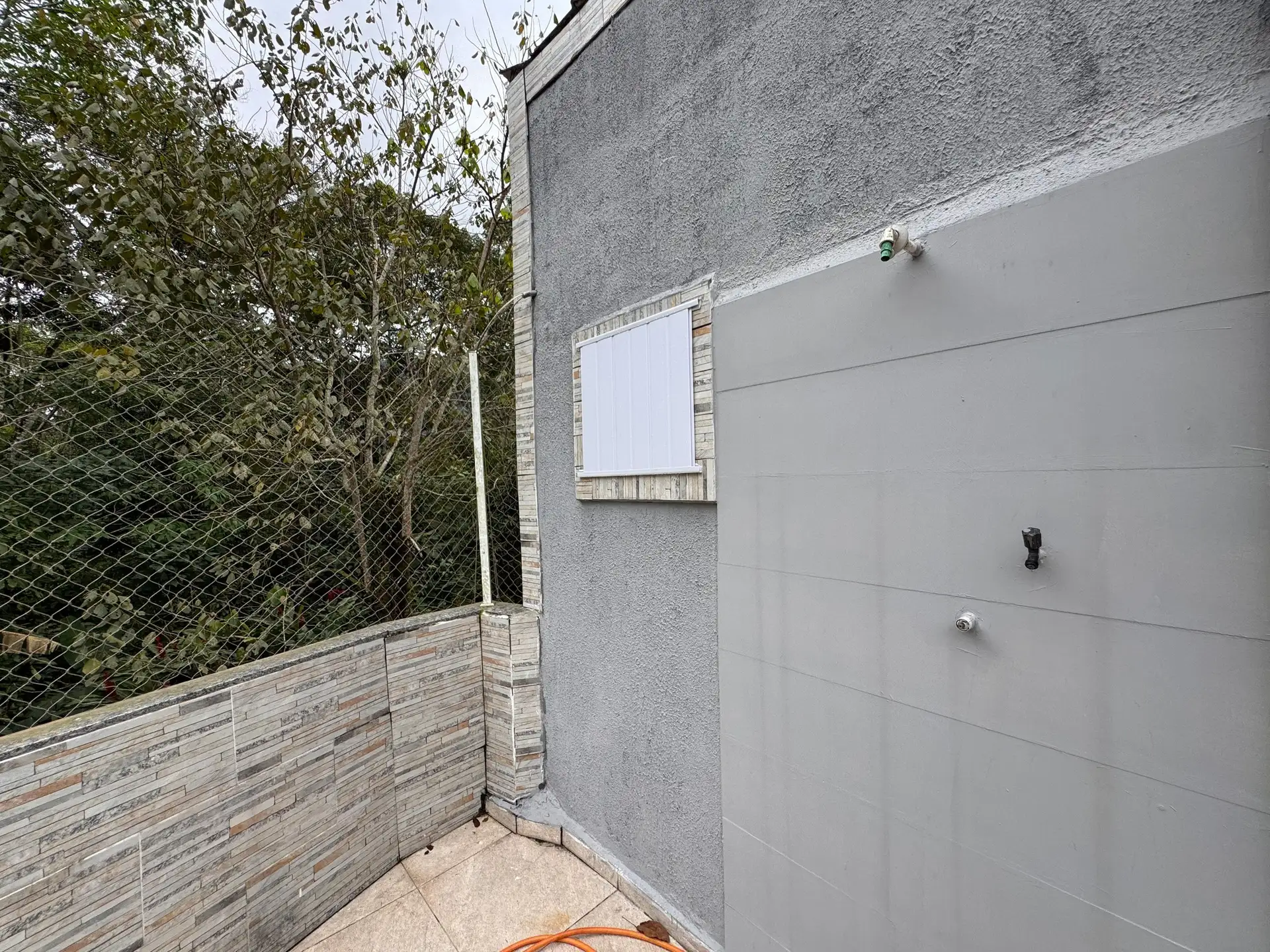 Balcony with a grill in a 2-bedroom house, 165 m² — photo 41