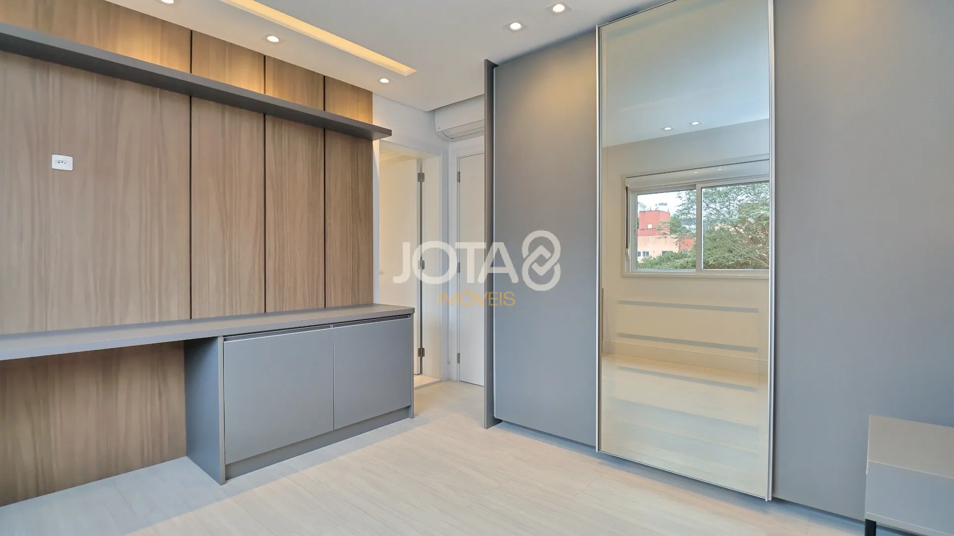 Apartment with 3 en-suite bedrooms 266 m² and parking — photo 22