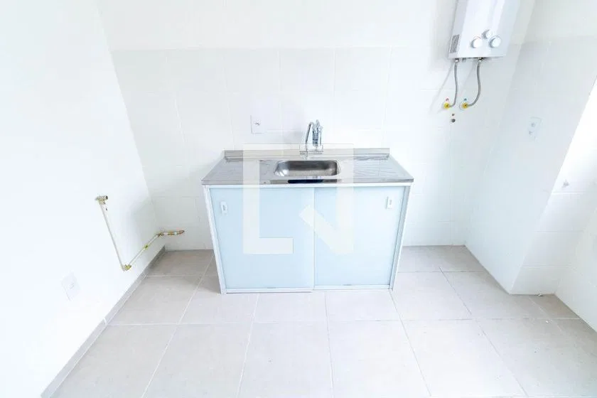 Apartamento de 46 m² com 2 quartos e cozinha fechada — photo 4
