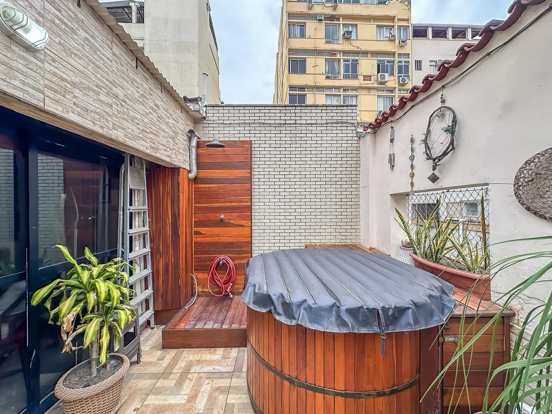 Furnished 1-bedroom apartment with balcony and private garden — photo 9