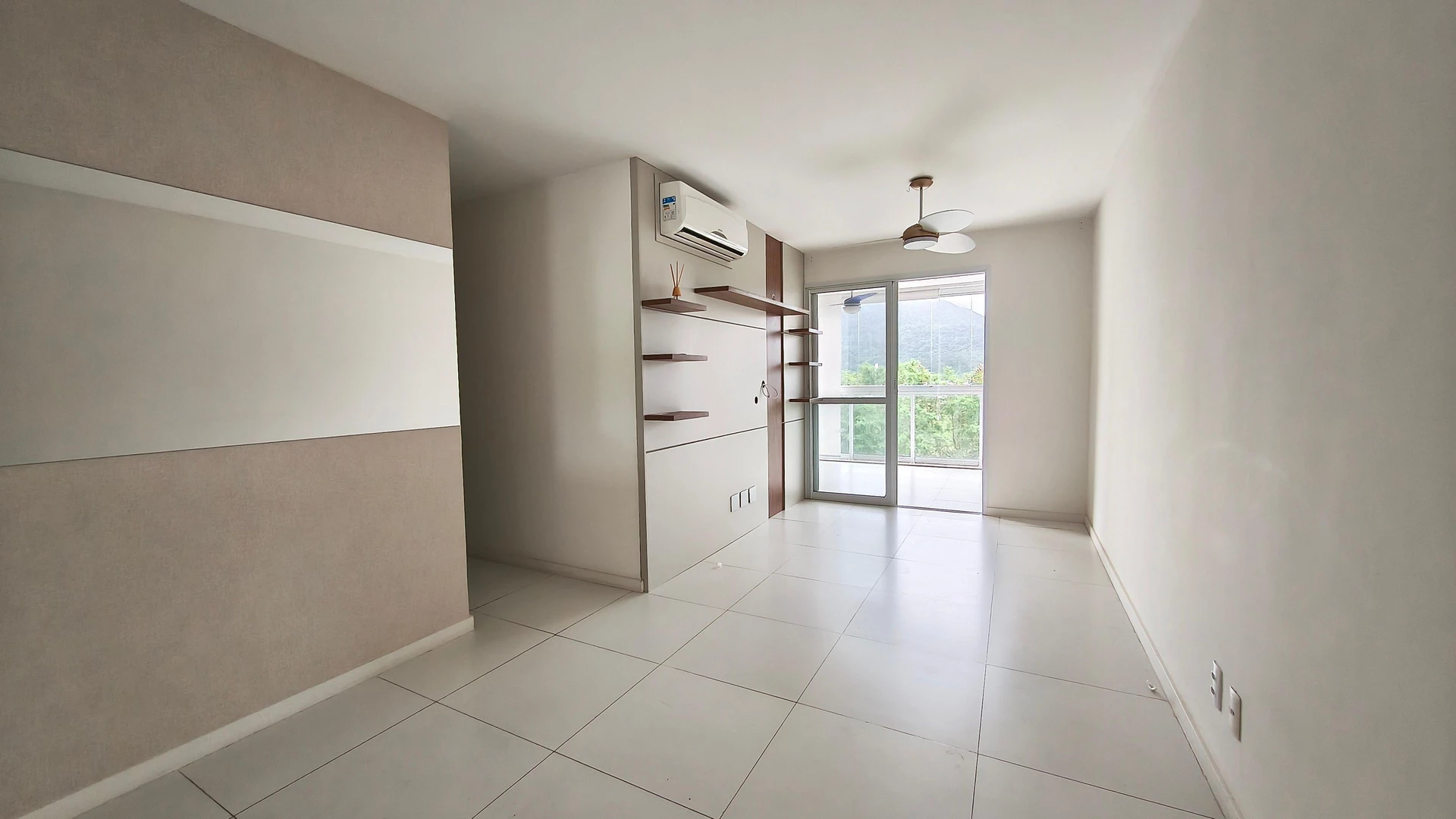 Glass-enclosed balcony in a 3-bedroom apartment, 87 m² — photo 6