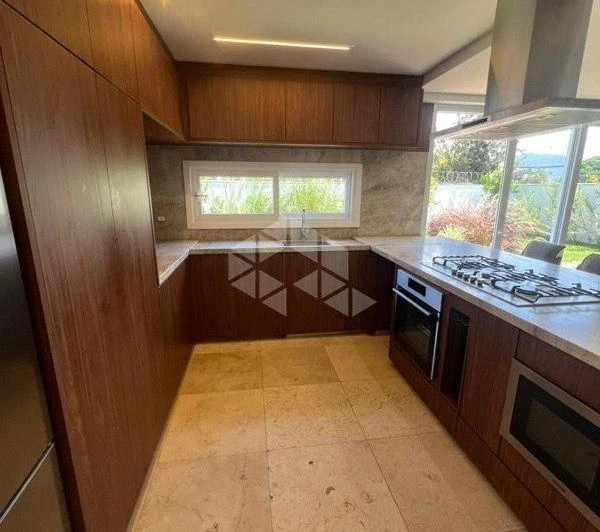Rental house with 4 en-suite bedrooms and 350 m² — photo 6