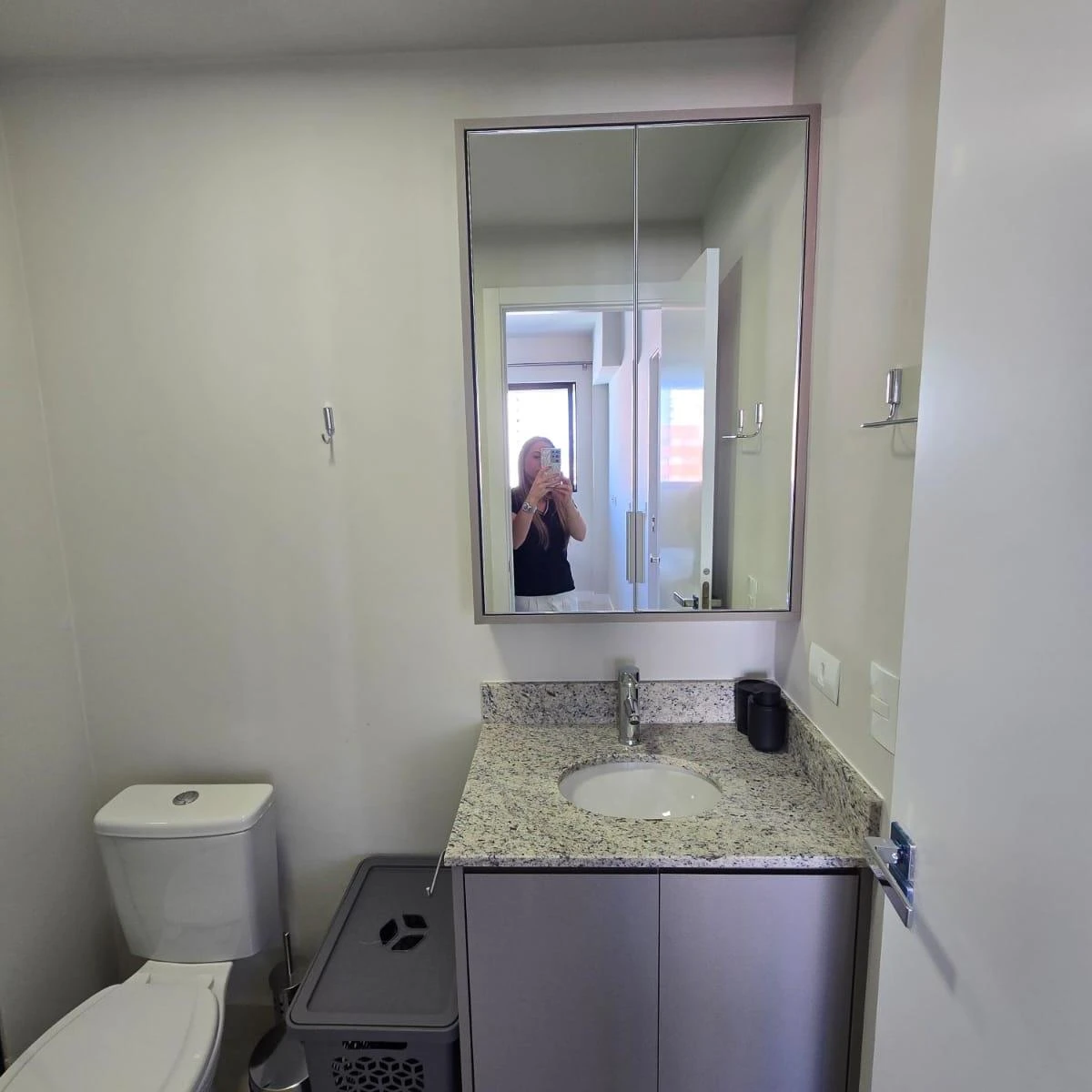 One-bedroom apartment in a building with a gym — photo 10