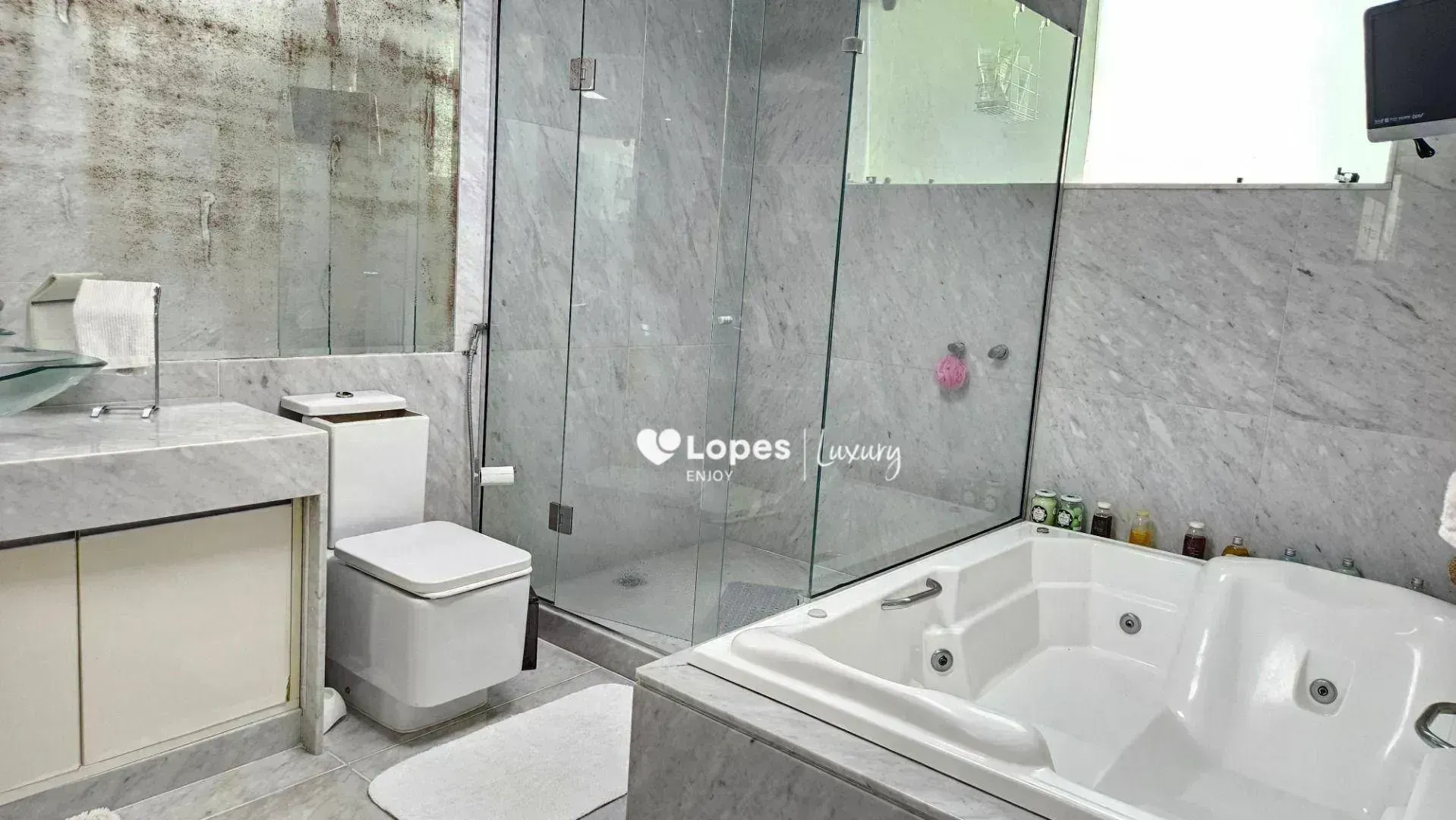 Furnished house with 6 en-suite suites and a private pool — photo 33