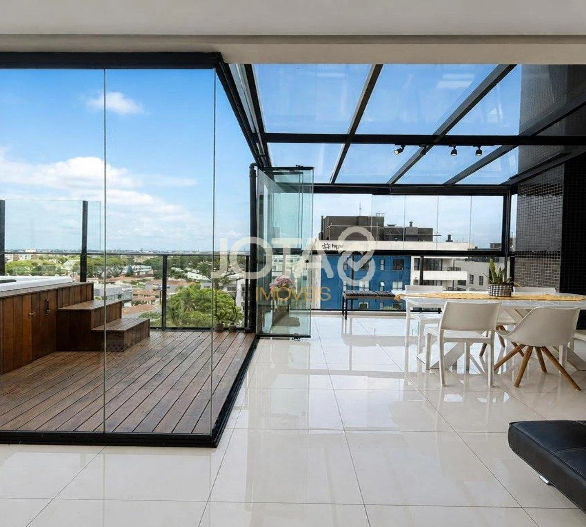 Floor-to-ceiling windows in a 3-bedroom apartment, 150 m² — photo 34