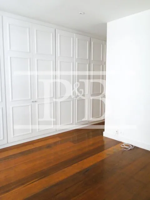4-bedroom apartment with balcony and floor-to-ceiling windows — photo 32