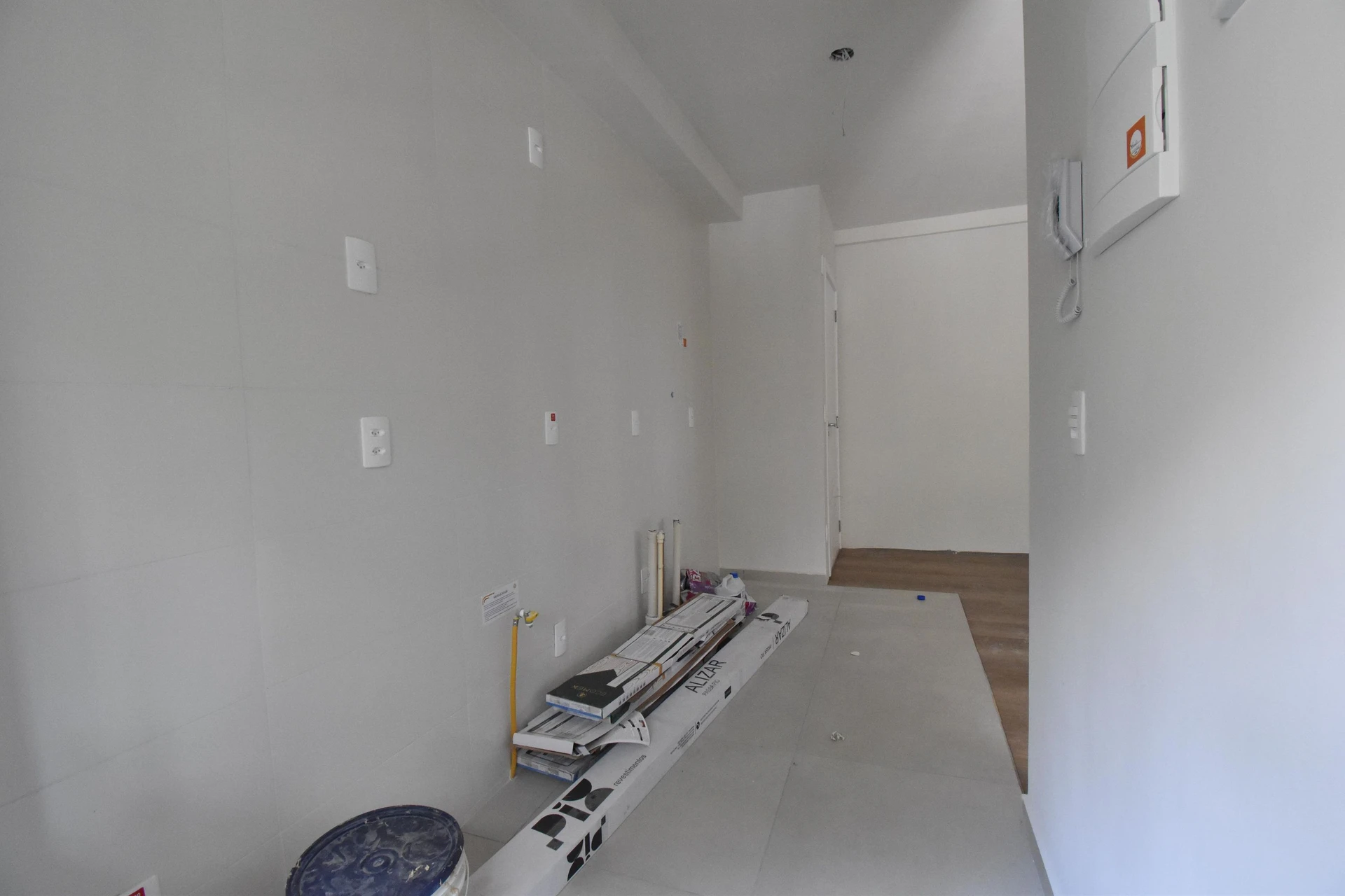 Balcony with a grill in a 3-bedroom apartment, 64 m² — photo 53