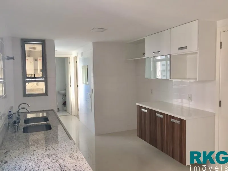 Apartment with an open-plan kitchen and 4 bedrooms — photo 2