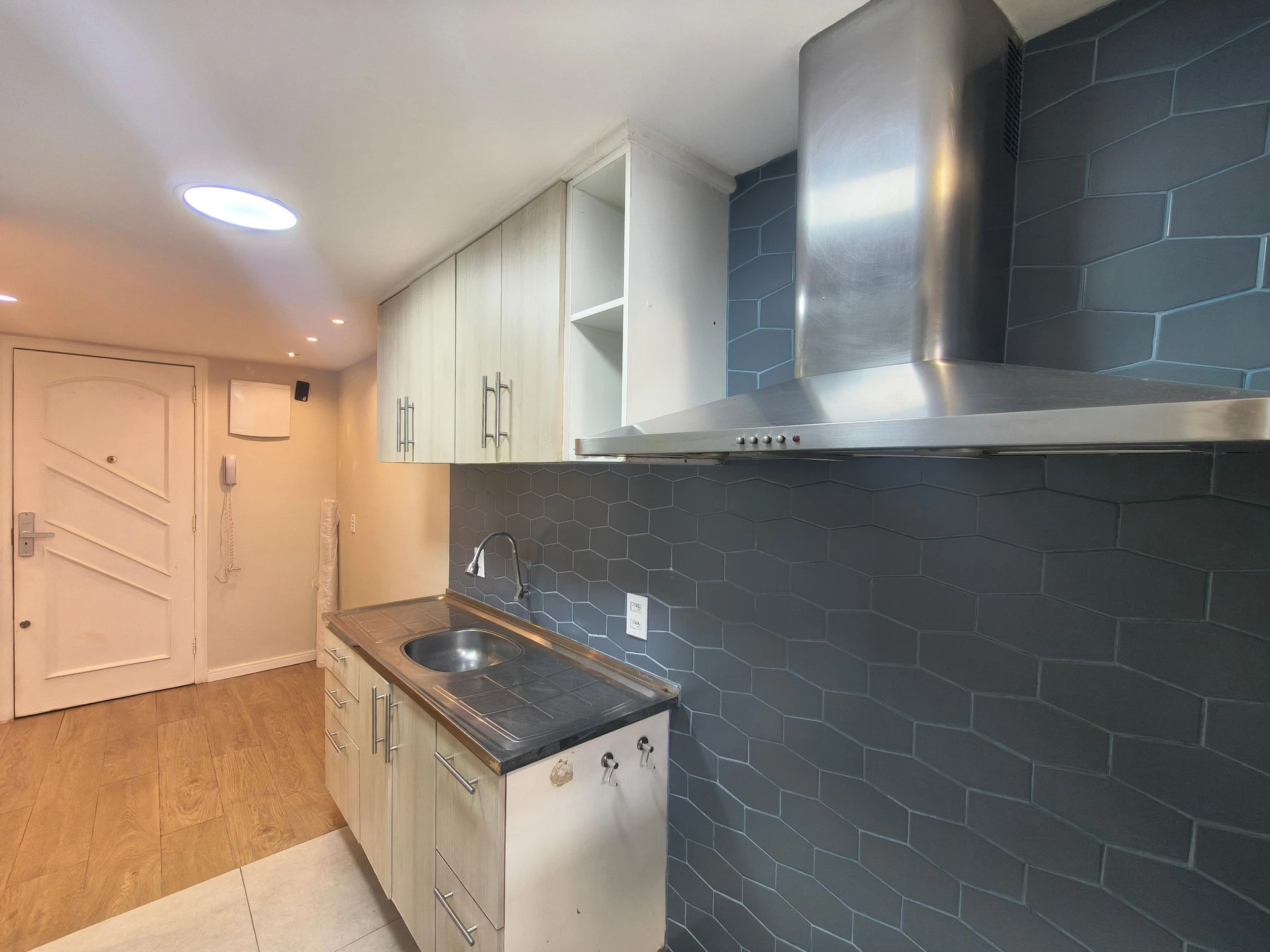 Unfurnished 2-bedroom apartment with a closed kitchen — photo 12