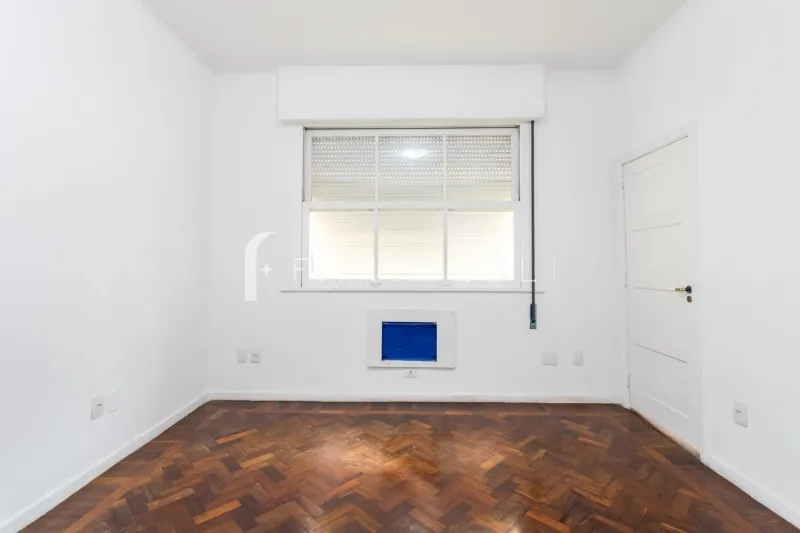 Home office in a 4-bedroom apartment, 196 m² — photo 15