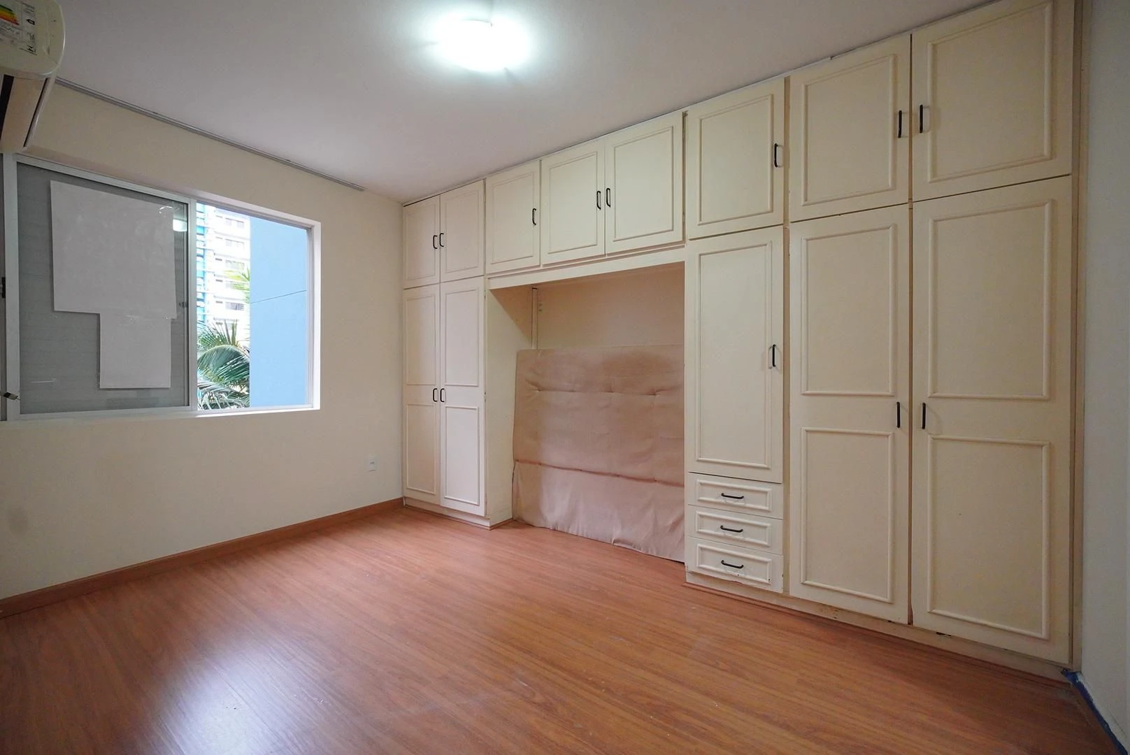 Wood or laminate floors in a one-bedroom apartment, 48 m² — photo 3