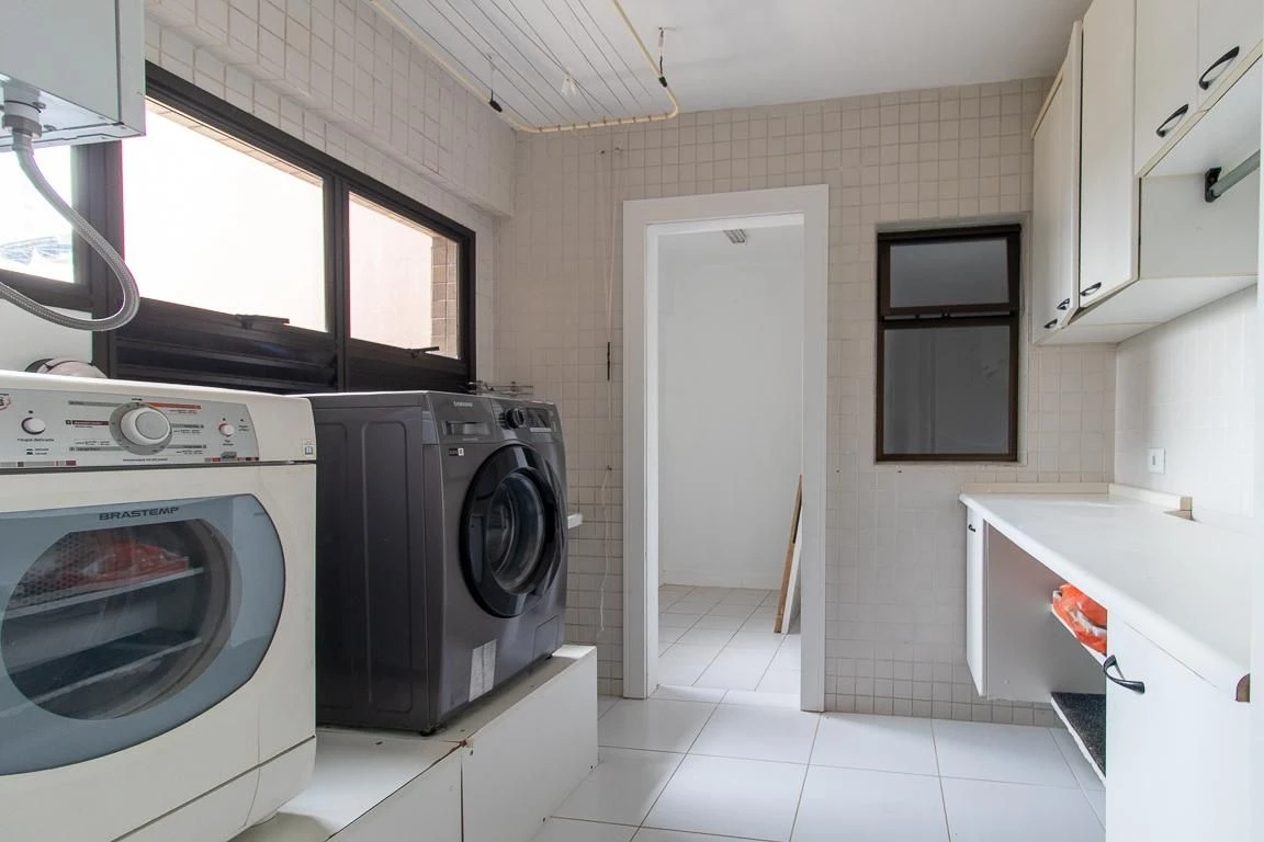 3-bedroom apartment with a bathtub in Curitiba — photo 9