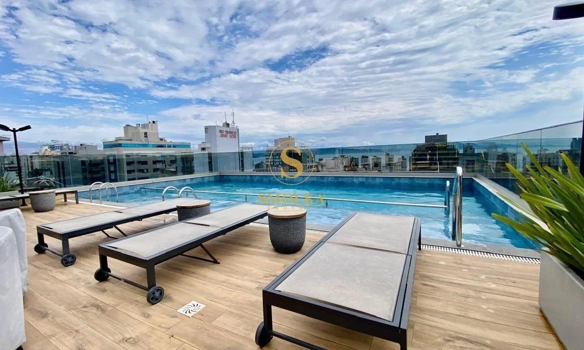 Studio in a building with a pool — photo 2