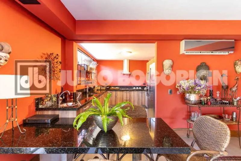 Balcony with a grill in a 5-bedroom house, 392 m² — photo 31