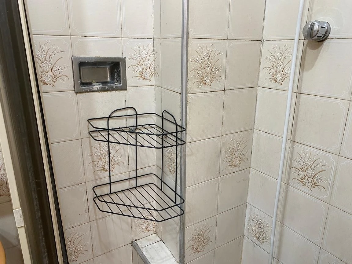 Apartamento com 2 quartos e banheiro com box de vidro — photo 31
