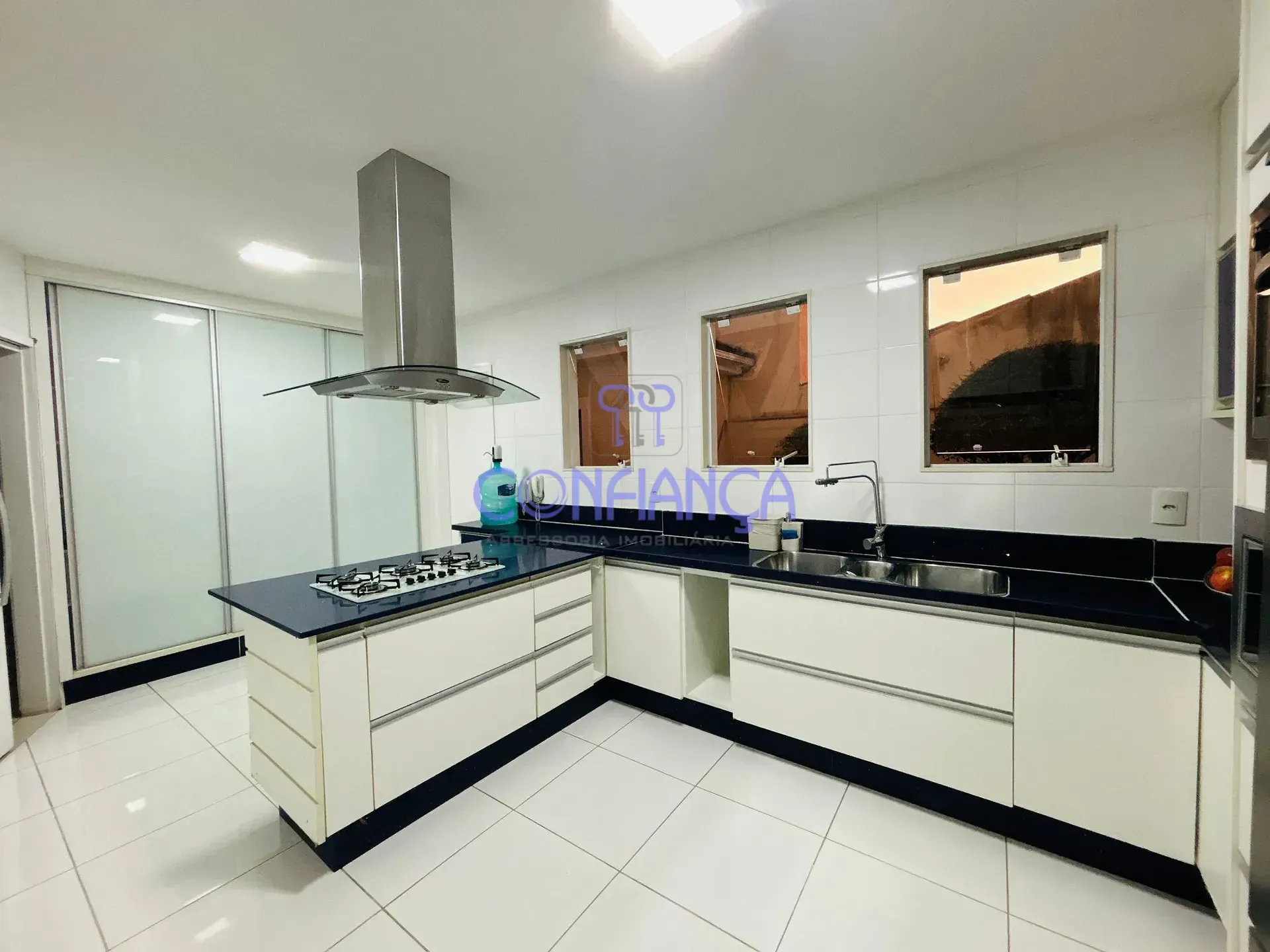 House with 4 en-suite bedrooms and 6 bathrooms — photo 15
