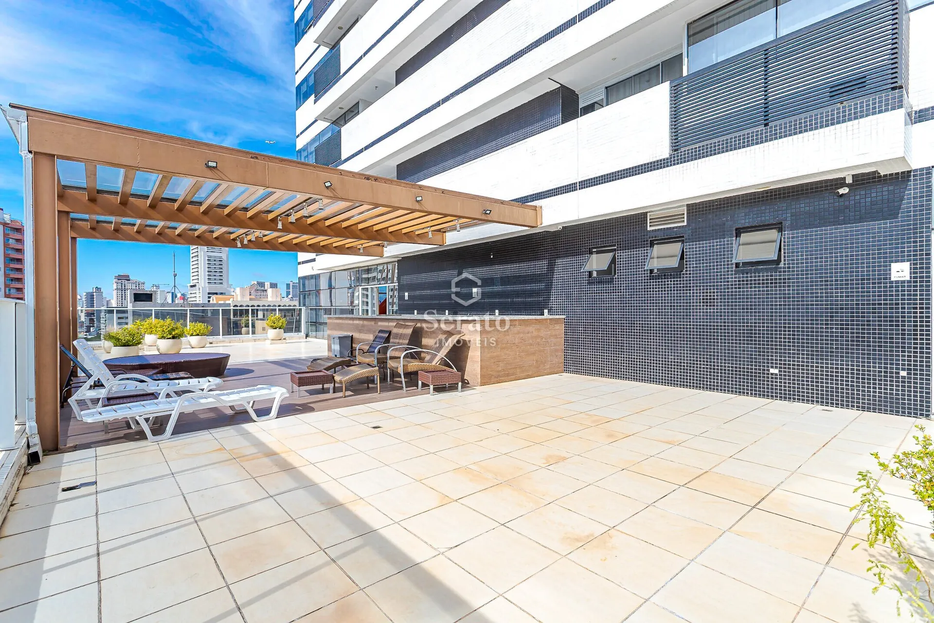 Balcony with a grill in a one-bedroom apartment, 30 m² — photo 19