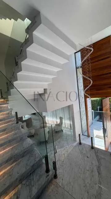 Furnished house with 5 bedrooms and 4 bathrooms, 900 m² — photo 4