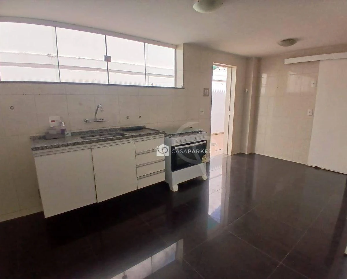 Casa com 6 quartos e cozinha aberta a gás, 450 m²