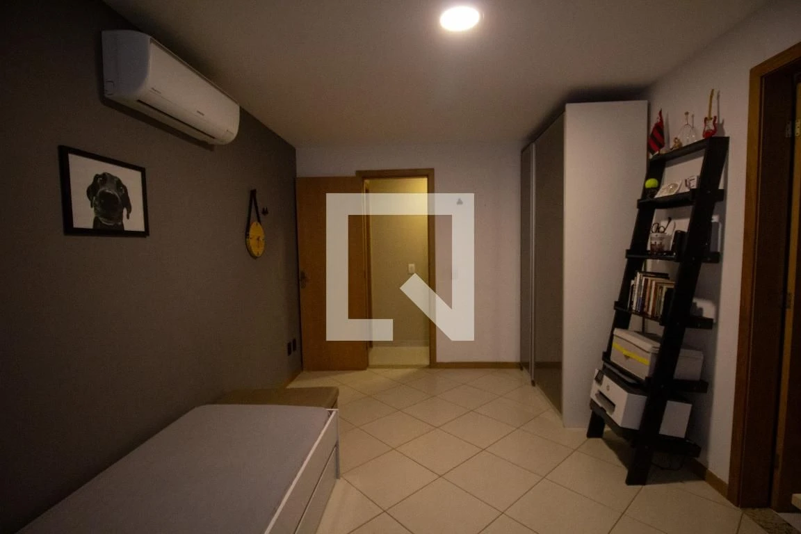 Furnished apartment with 2 en-suite bedrooms and desk — photo 11