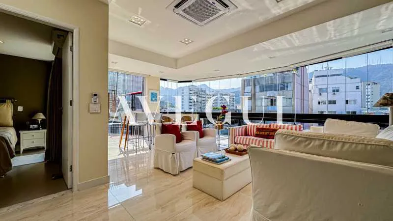 4-bedroom apartment in a building with a pool — photo 15