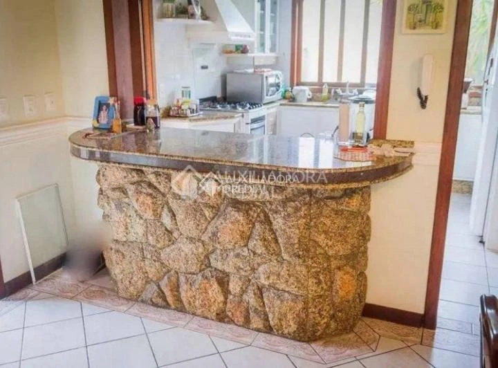 Casa com 5 dormitórios, 2 suítes e 4 vagas, 340 m²